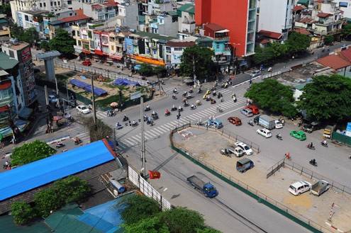 Trên phố Hào Nam, Hoàng Cầu, khu vực sẽ đổ các trụ bê tông hiện được quây làm bãi giữ ôtô.